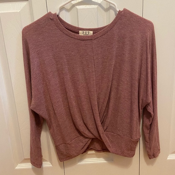 Cute blouse. A little bit cropped. Only worn once! - Picture 1 of 2